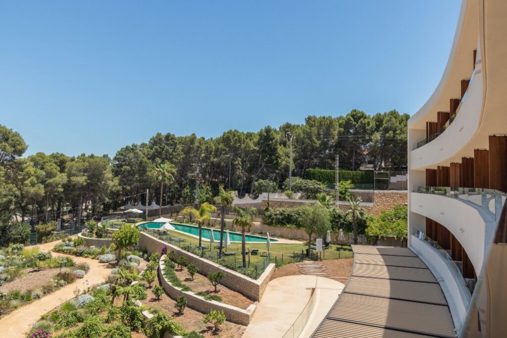 SERAWA-Moraira-Hotel-sostenible-con-piscina